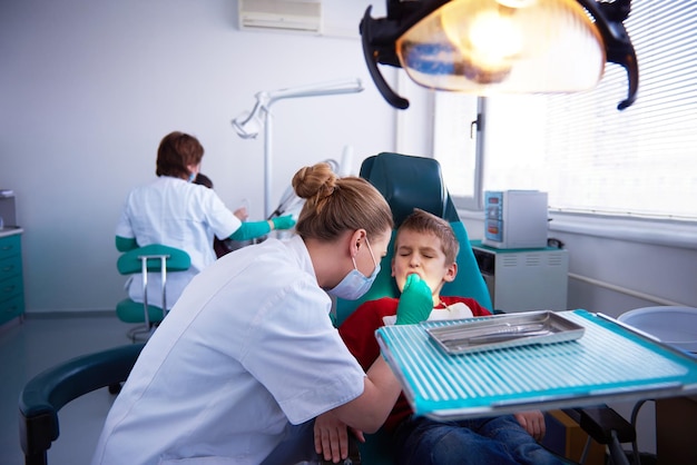 Ragazzo in una chirurgia dentale denti chech