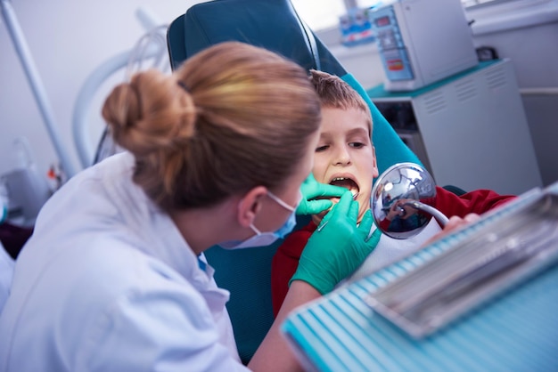 Ragazzo in una chirurgia dentale denti chech