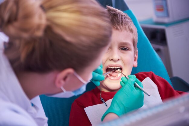 Ragazzo in una chirurgia dentale denti chech