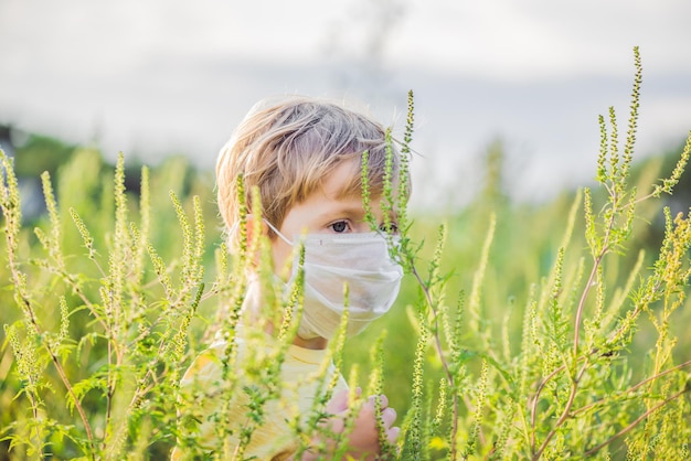 Ragazzo in una maschera medica a causa di un'allergia all'ambrosia