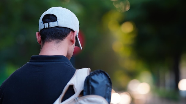 Ragazzo indiano che indossa un'immagine esterna del cappello