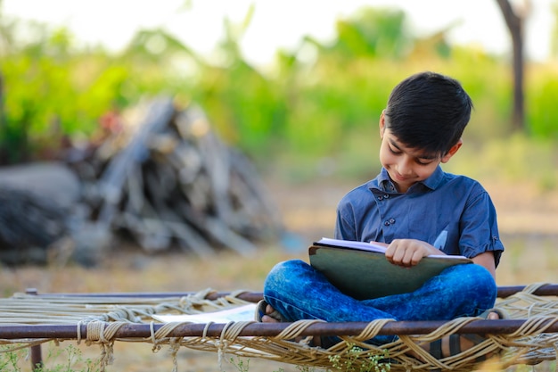 Ragazzo indiano che studia a casa