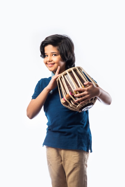 Ragazzo indiano del bambino che suona lo strumento musicale Tabla È uno strumento classico indostano