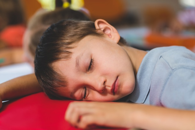 Ragazzo innocente che dorme