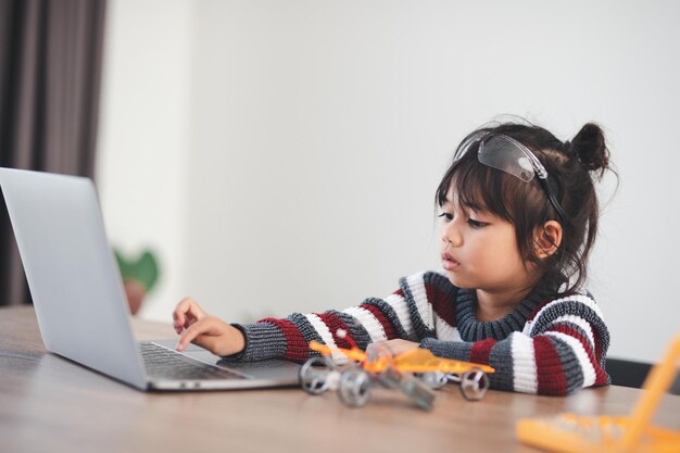 Ragazzo inventivo che costruisce macchine robot a casa
