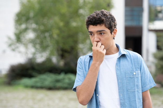 Ragazzo ispanico preoccupato che pensa al futuro