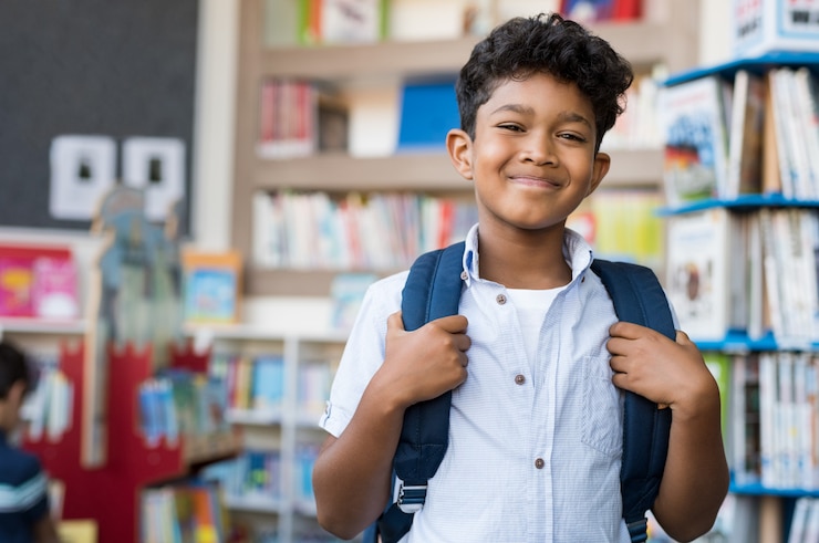 Foto ragazzo ispanico sorridente a scuola