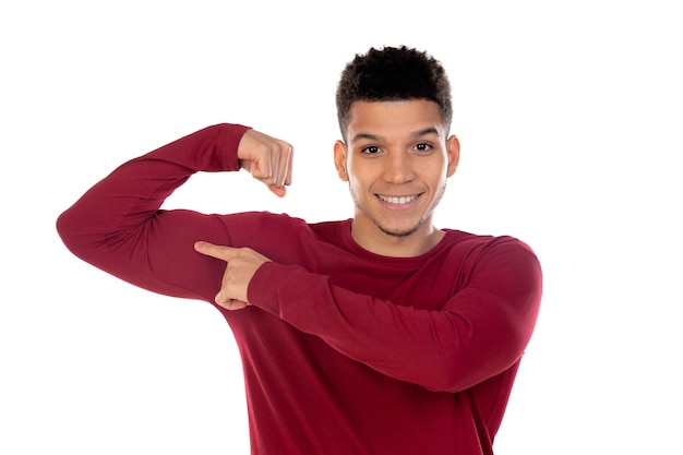 Ragazzo latino con capelli afro corti isolato su priorità bassa bianca