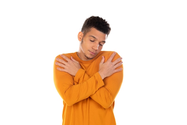 Ragazzo latino con capelli afro corti isolato su priorità bassa bianca