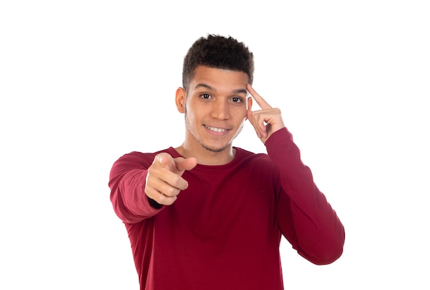 Ragazzo latino con capelli afro corti isolato su priorità bassa bianca