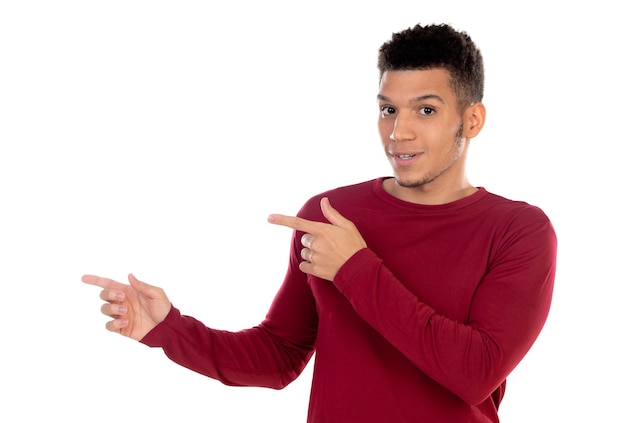 Ragazzo latino con capelli afro corti isolato su priorità bassa bianca