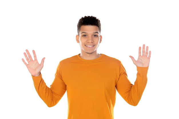 Ragazzo latino con capelli afro corti isolato su priorità bassa bianca