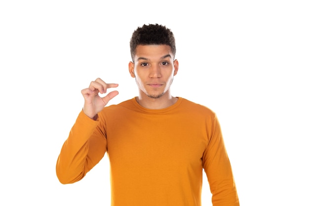 Ragazzo latino con capelli afro corti isolato su priorità bassa bianca