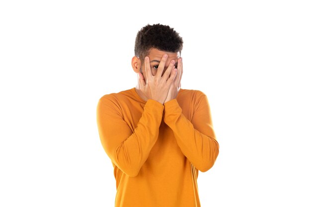 Ragazzo latino con capelli afro corti isolato su priorità bassa bianca