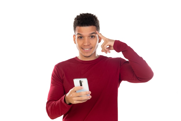 Ragazzo latino con capelli afro corti isolato su priorità bassa bianca