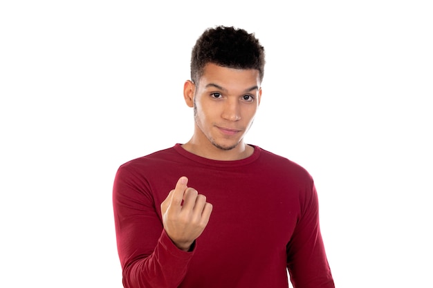 Ragazzo latino con capelli afro corti isolato sul muro bianco