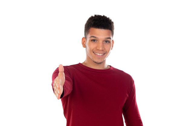 Ragazzo latino con capelli afro corti isolato sul muro bianco