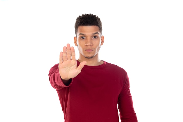 Ragazzo latino con capelli afro corti isolato sul muro bianco