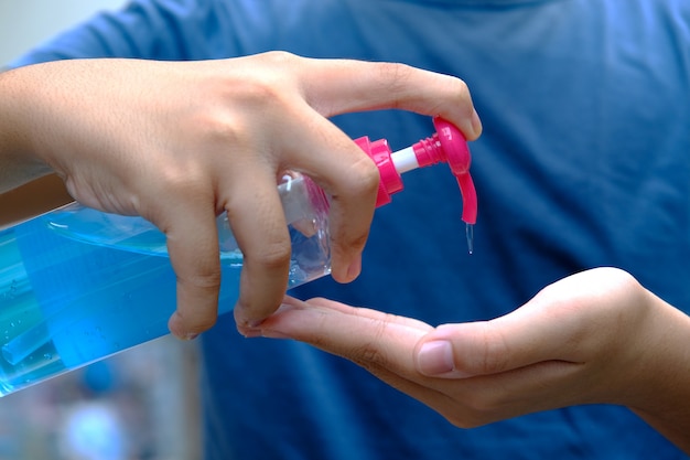 Ragazzo lavarsi le mani con gel alcool o disinfettante sapone antibatterico.