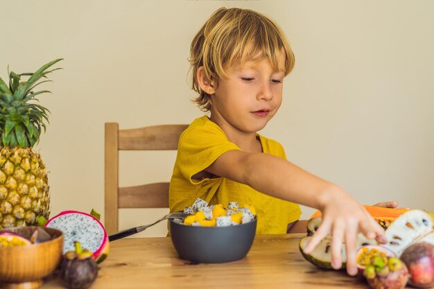 Ragazzo mangia frutta Cibo sano per bambini Bambino che mangia spuntino sano Nutrizione vegetariana per bambini Vitamine per bambini