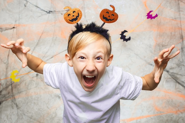 ragazzo mostra facce buffe per la fotocamera su Halloween