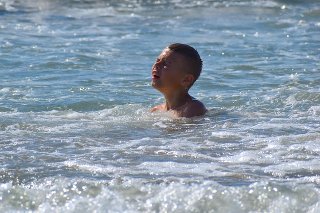 Ragazzo nei guai in acqua. un ragazzo sta annegando in mare. pericolo di annegamento in mare