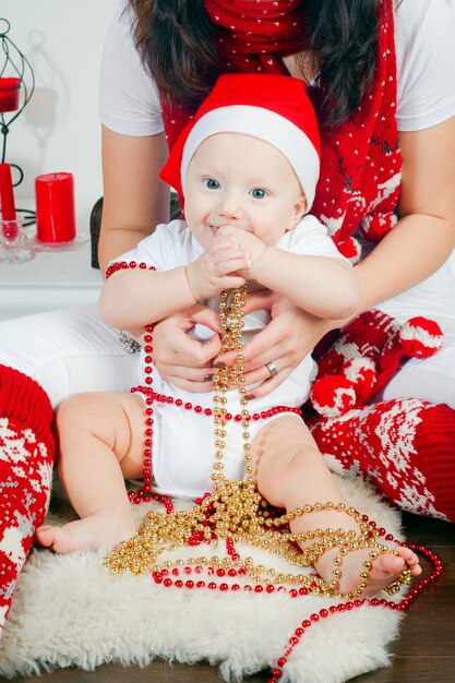 Ragazzo Nel Cappello Di Babbo Natale