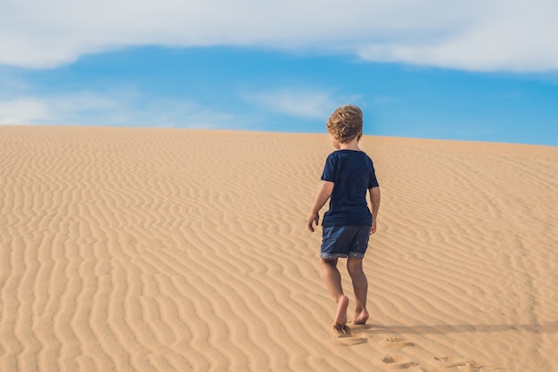 Ragazzo nel deserto