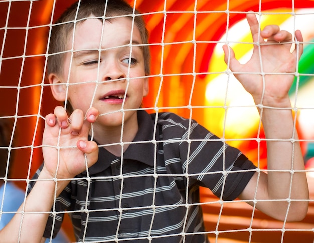 Ragazzo nel parco giochi