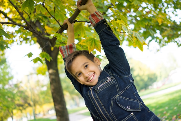 Ragazzo nel parco