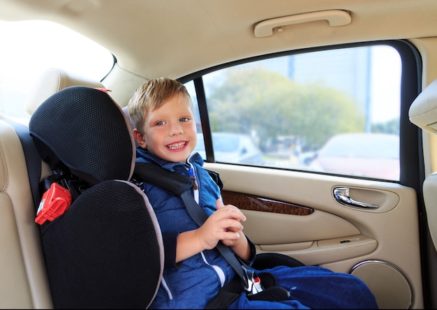 Ragazzo nel seggiolino auto