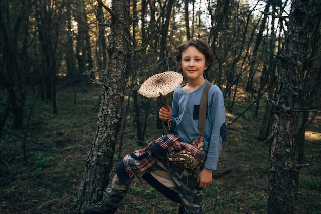 ragazzo nella foresta