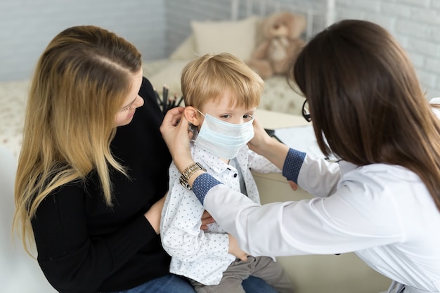 Ragazzo nella maschera sanitaria di medicina