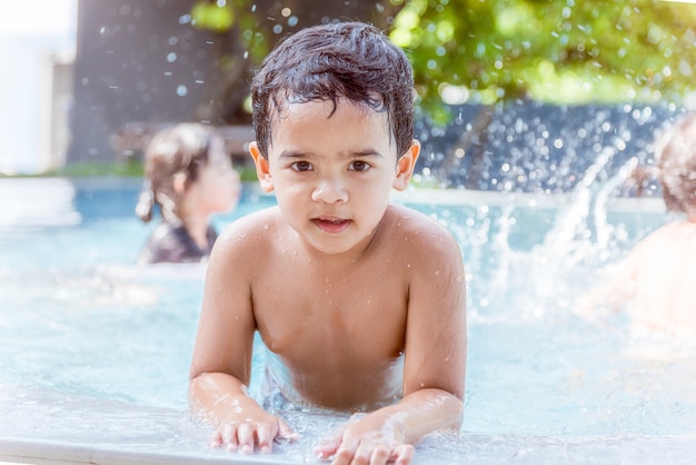 Ragazzo nella piscina all&#39;aperto