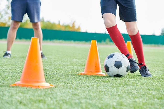 Ragazzo nella pratica del calcio