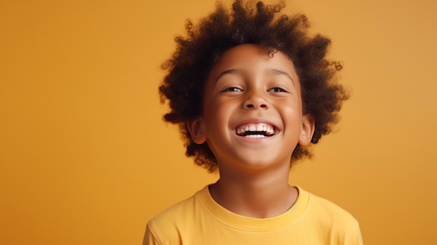 Ragazzo nero che ride isolato per background minimalista DEIB Diversità Equità Inclusione Appartenenza