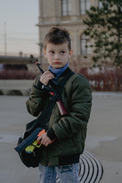 Ragazzo offeso che tiene in mano un'arma di plastica