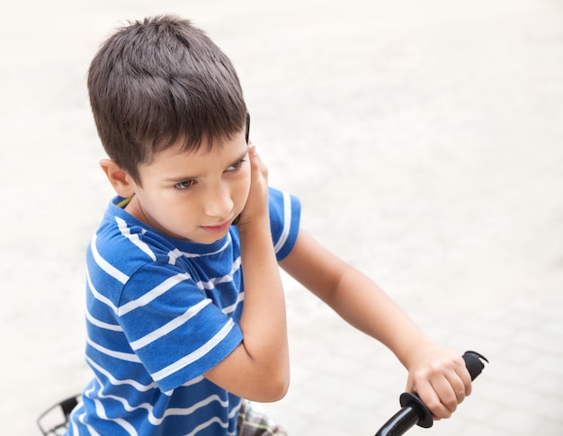 Ragazzo parla al telefono