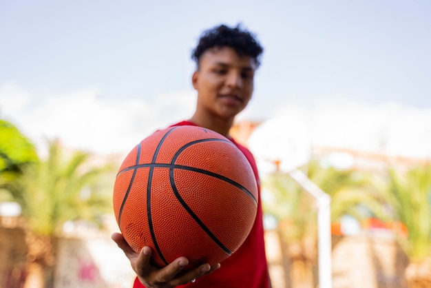 Ragazzo per strada con il basket