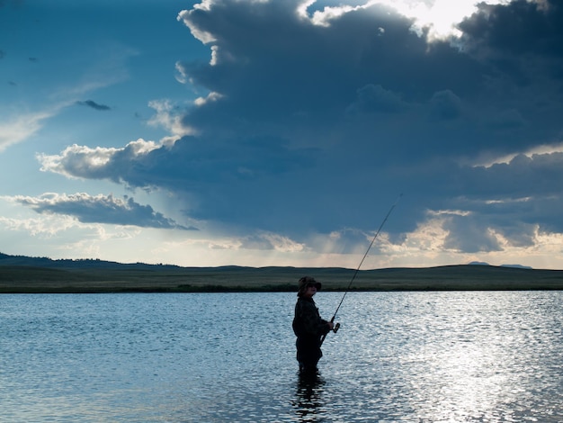 Ragazzo pesca a undici miglia di serbatoio, Colorado.