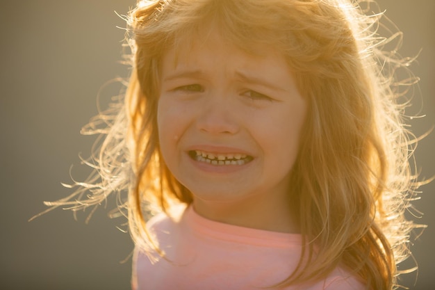 Ragazzo piange di risentimento e dolore infelice bambino triste faccia bambini brutta emozione e concetto di espressione