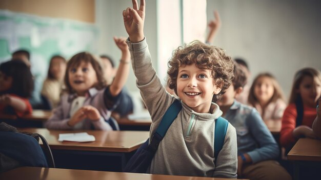 Ragazzo piccolo in classe che alza la mano per rispondere all'insegnante