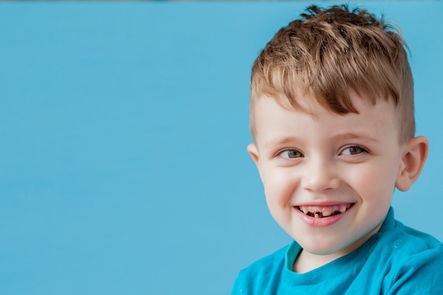 Ragazzo piccolo tasso di mix che fa la faccia divertente in molte emozioni.