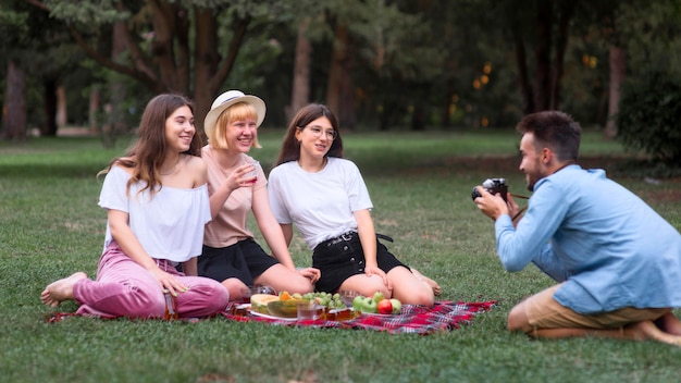 Ragazzo pieno del colpo che scatta foto