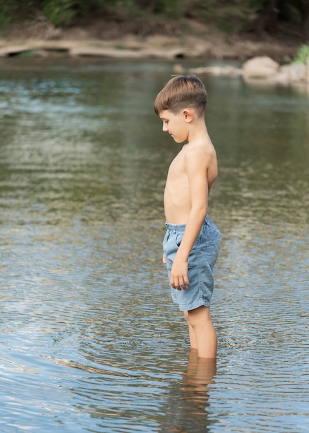 Ragazzo pieno di colpi nel lago