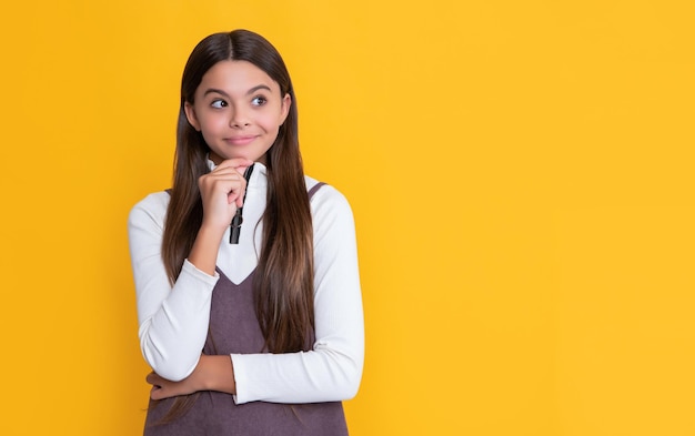 Ragazzo positivo con i capelli lunghi su sfondo giallo