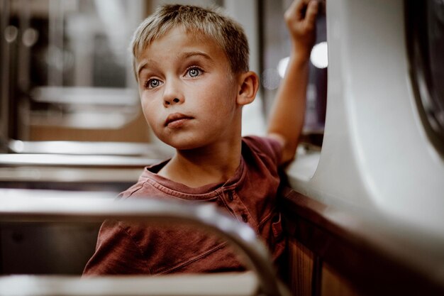 Ragazzo premuroso che viaggia in autobus