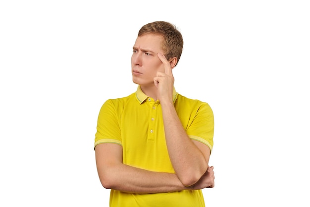 Ragazzo premuroso in maglietta gialla che guarda a sinistra riflessione filosofica su sfondo bianco
