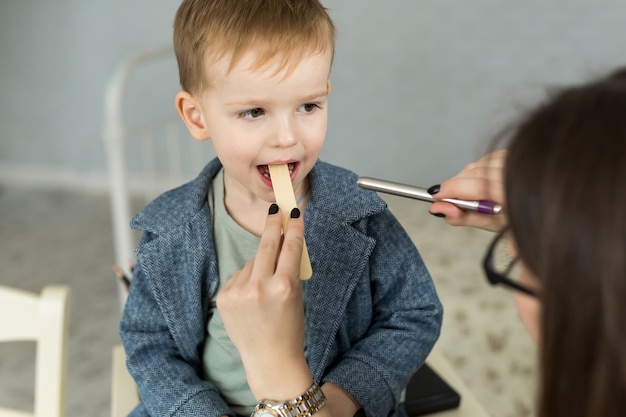 Ragazzo presso l'ufficio del pediatra