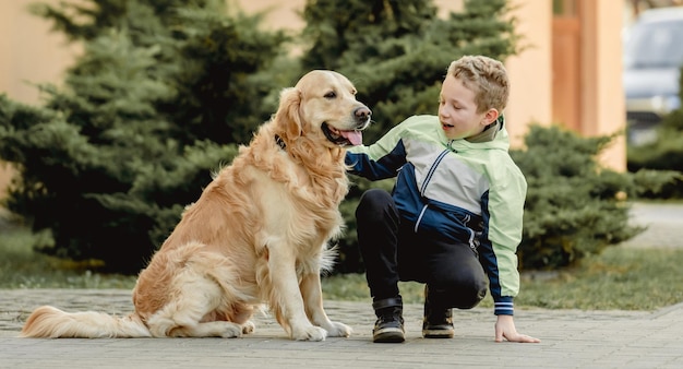 Ragazzo preteen con cane golden retriever